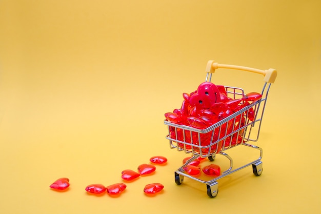 Carrito de la compra lleno de corazones rojos