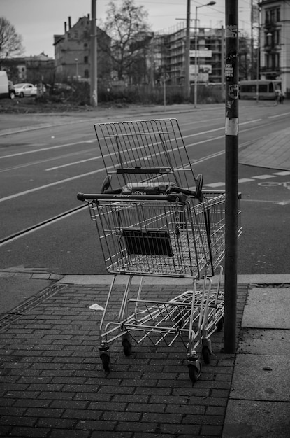 Foto carrito de compras abandonado en la calle