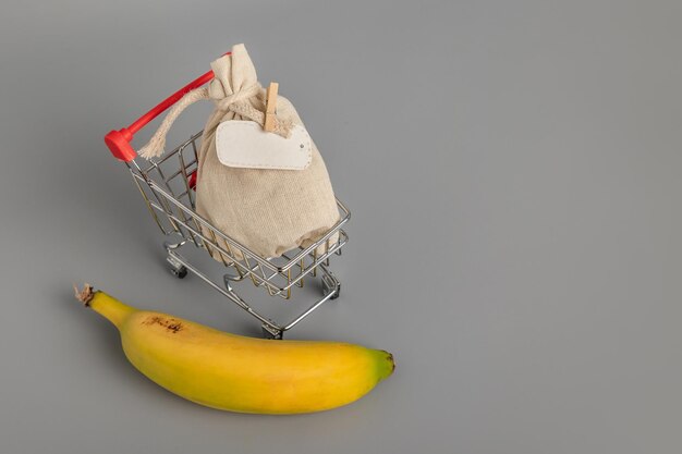 Carrito de compras con alimentos para hacer negocios