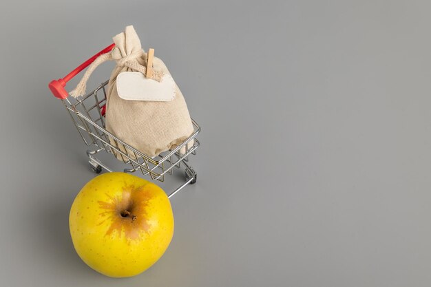 Carrito de compras con alimentos para hacer negocios