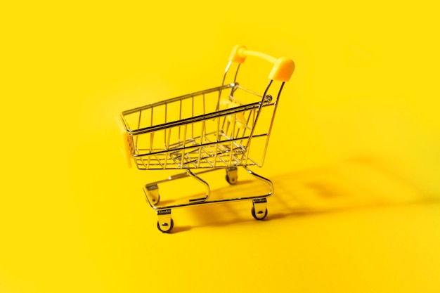 carrito de compras amarillo sobre amarillo