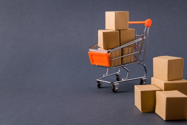 carrito de compras del centro comercial llevando cosas en cajas de papel entregando el pedido a casa