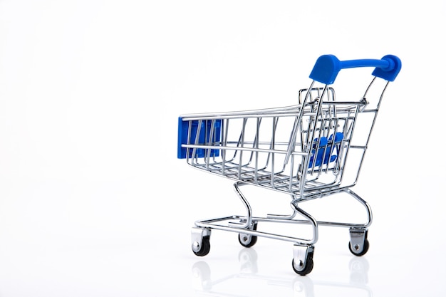 Foto carrito de compras, comercio electrónico, sobre fondo blanco.