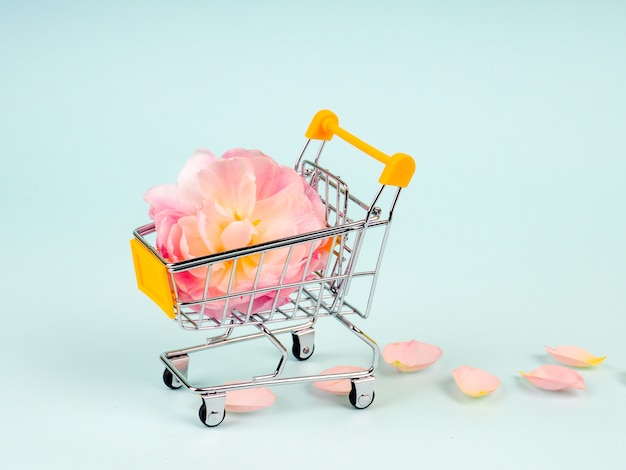 Carrito de compras con flores.