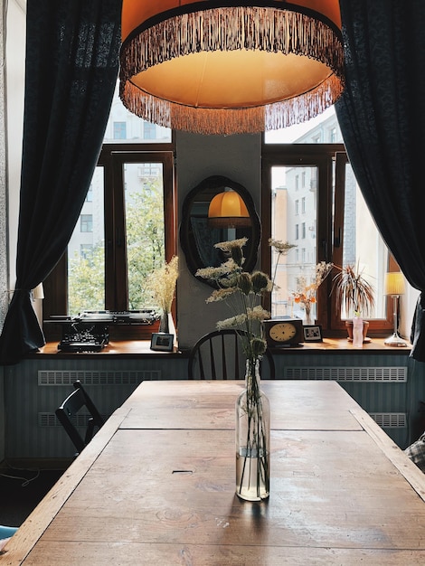 Foto el carrito de compras en la mesa junto a la ventana en casa