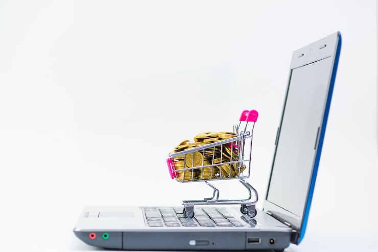 Foto carrito de compras o carrito de supermercado con notebook portátil