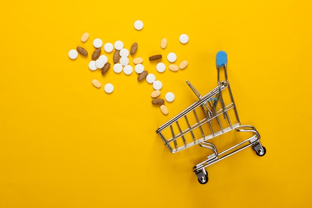 Carrito de compras con pastillas en amarillo