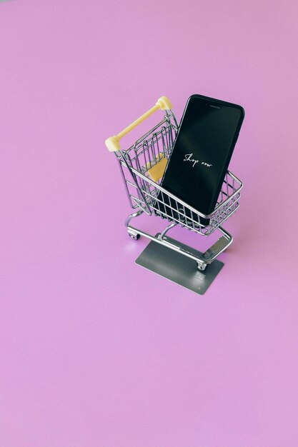 Carrito de compras plateado con fondo azul Foto de stock