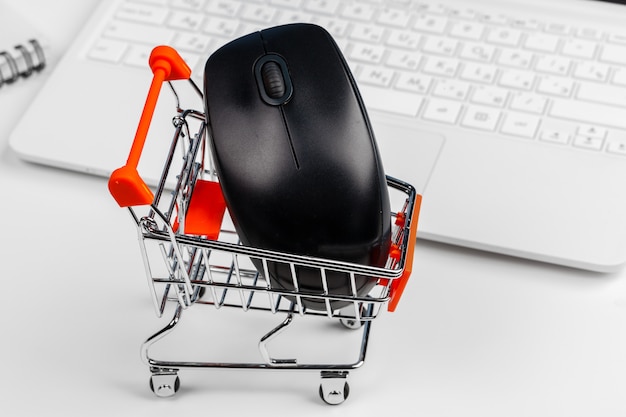 Carrito de compras y ratón de computadora, concepto de compras en línea