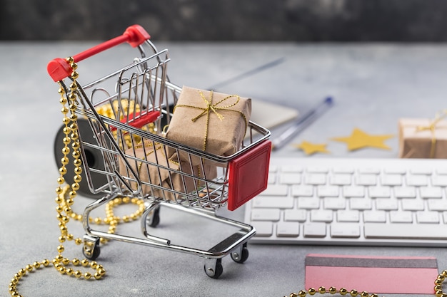 Carrito de compras rojo pequeño con teclado para compras en línea por Internet concepto regalos de navidad