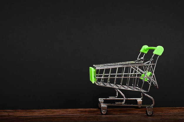 Un carrito de compras rueda sobre un piso de madera