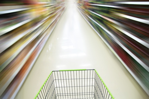 Foto carrito de compras y supermercado borroso.