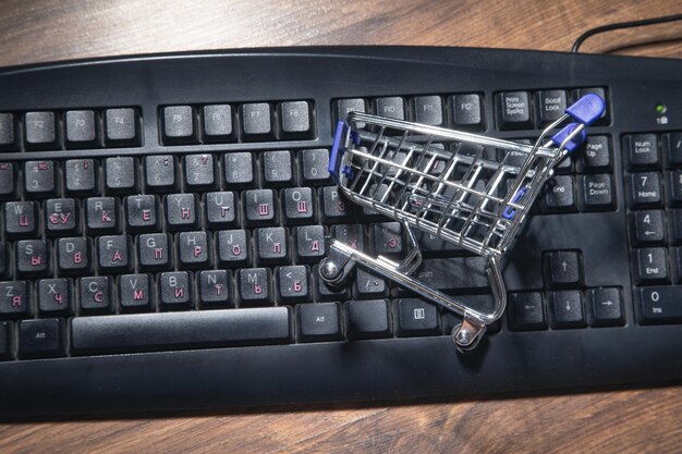 Carrito de compras con un teclado de computadora Compras en línea