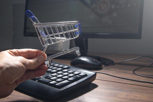 Carrito de compras con un teclado de computadora Compras en línea