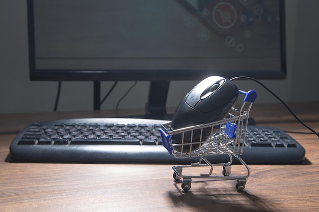 Carrito de compras con un teclado de computadora Compras en línea