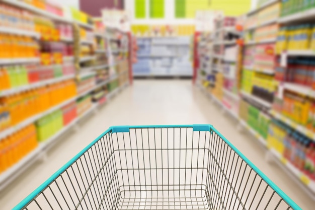 Un carrito de compras en una tienda de comestibles