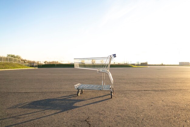 El carrito de compras vacío afuera como símbolo de crisis y mala economía