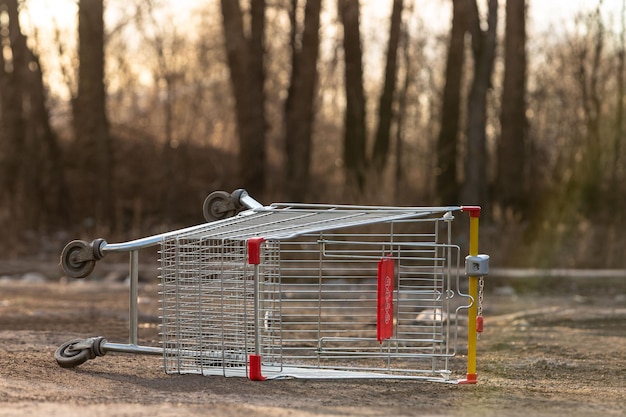 Foto carrito de compras vacío invertido en la calle crisis de pánico comprando comida