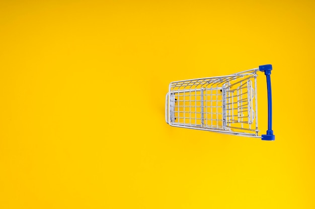 carrito de compras vacío sobre fondo amarillo