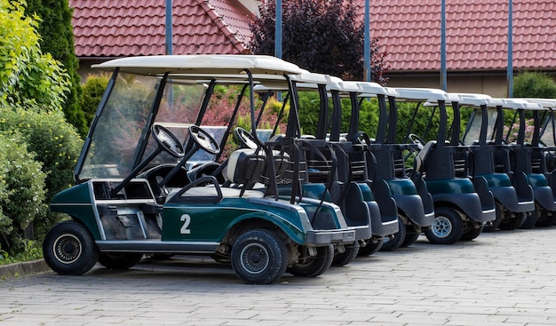 Foto un carrito de golf número 2 se encuentra en un estacionamiento.