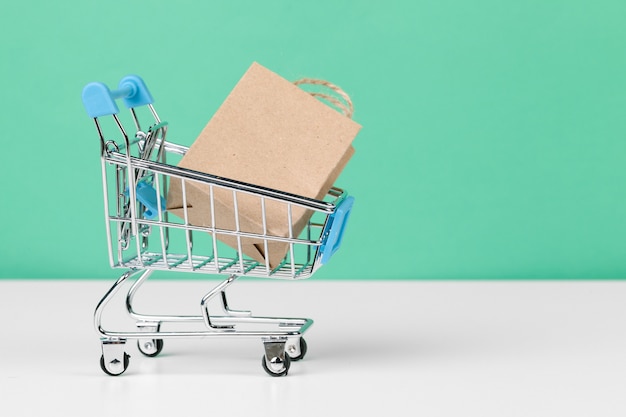 Carrito pequeño con bolsas de papel.