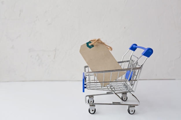 Carrito de supermercado con etiqueta en gris