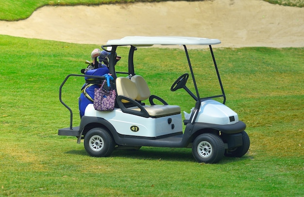 Foto carritos de golf en un campo de golf.