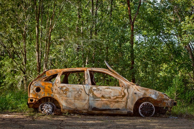 Carro abandonado em terra