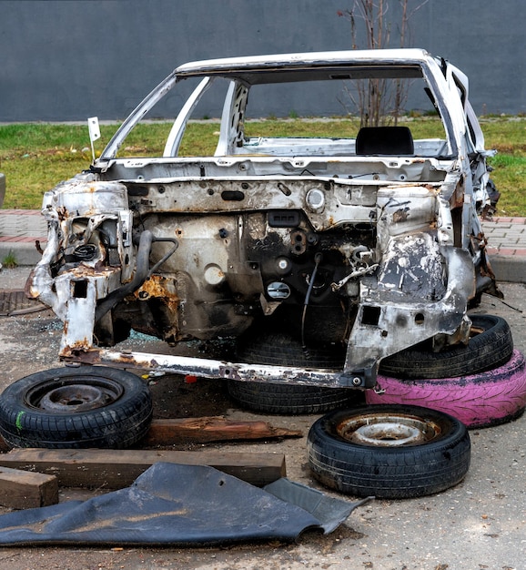 Foto carro abandonado na estrada