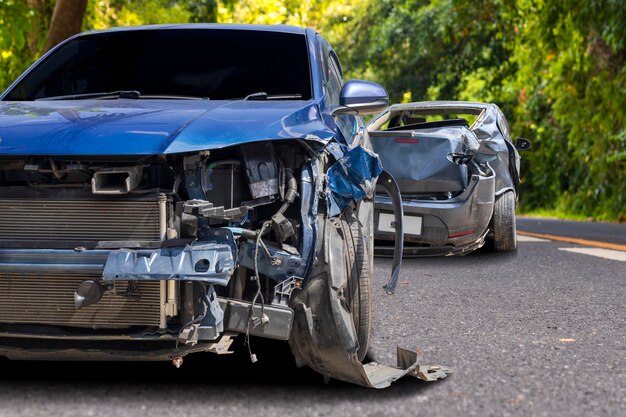 Carro abandonado na estrada