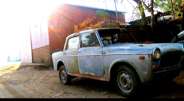 Foto carro abandonado na rua.