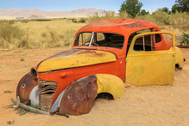 Foto carro abandonado no campo contra o céu