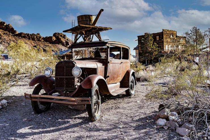 Foto carro abandonado no campo.