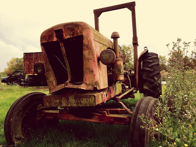 Foto carro abandonado no campo.