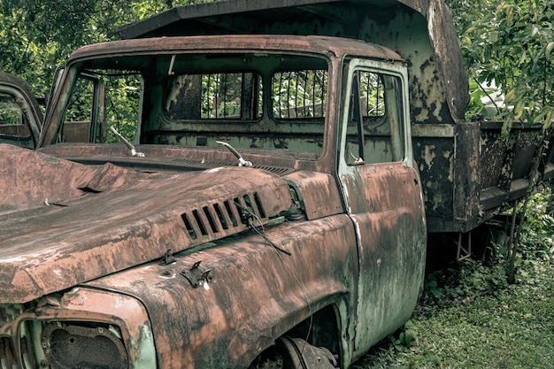 Carro abandonado no campo.