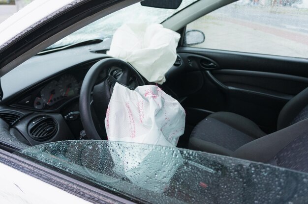 Foto carro acidentado com airbags