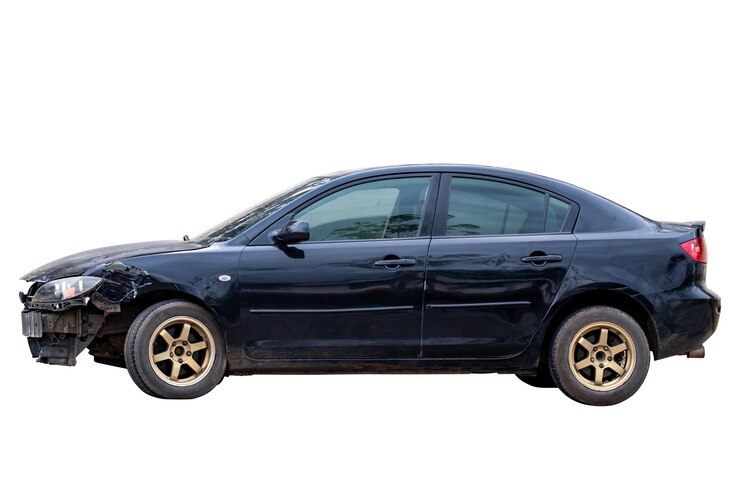 Foto carro acidente vista lateral de carro sedan preto ser danificado por acidente na estrada carros danificados após a colisão isolado em fundo branco com corte caminho acidente de carro pára-choques elemento de design gráfico