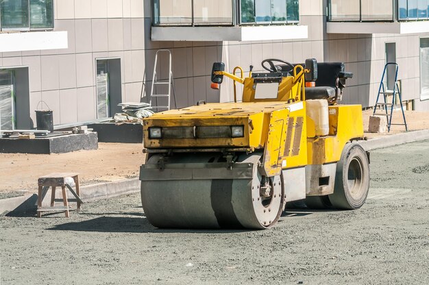 Carro amarelo na estrada da cidade