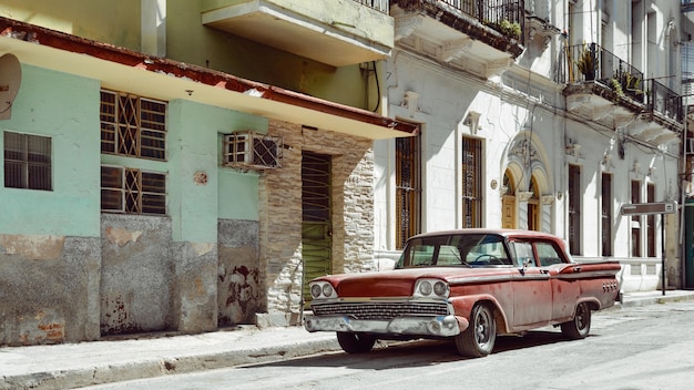 Carro antigo estacionado na rua de havana cuba