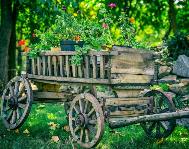 Carro antiguo de madera con ruedas redondas.