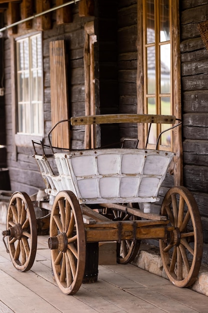 Un carro antiguo vacío se encuentra en un rancho en el salvaje oeste