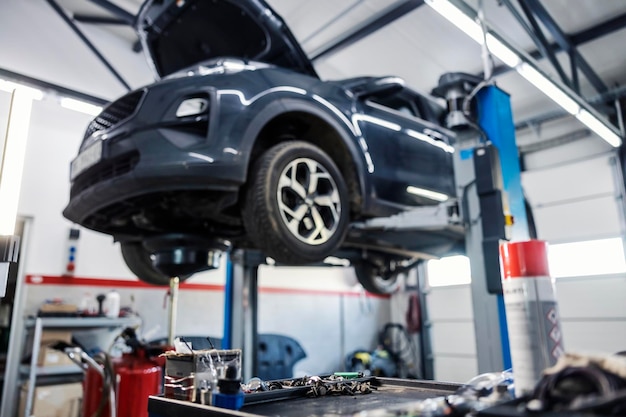 Carro borrado em uma oficina mecânica pronta para trocar pneus