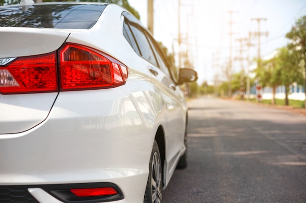 Carro branco estacionado na beira da estrada