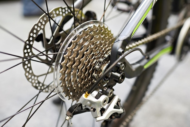 Carro con cadena rueda trasera deportes mountain bike closeup