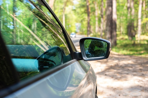 Carro cinza na floresta Espelho Farview Espelho lateral do carro