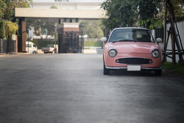 Carro clássico vintage estacionado em uma rua