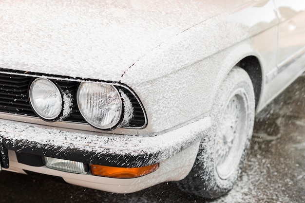 Foto carro coberto de espuma