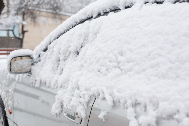 Carro coberto de neve após uma pequena tempestade de neve.