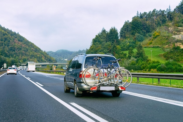 Carro com bicicletas na estrada na Polônia. Conceito de viagens.