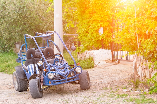 Carro com buggy azul no local perto do portão